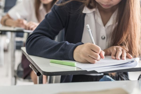 Foto de estudante realizando prova de redação em alusão a prova do Enem 2024.