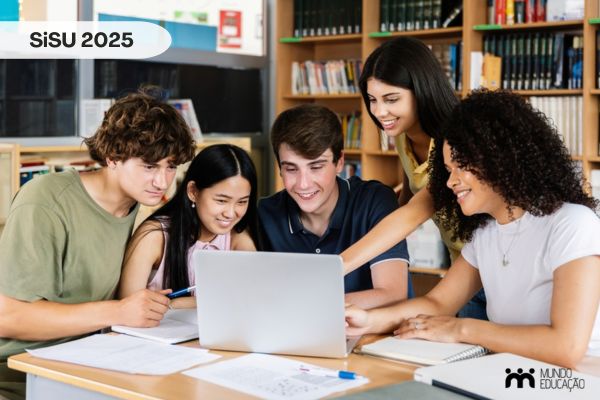 Estudantes ao redor de um laptop, texto SiSU 2025