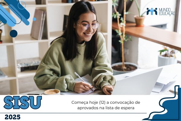 Estudante sorritdente com computador. Texto SiSU 2025