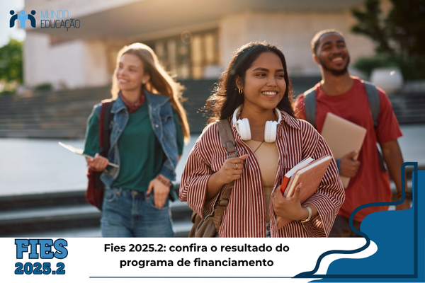 Três estudantes andando e rindo. Texto: título da matéria.