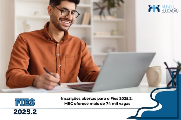 Estudante branco em computador
