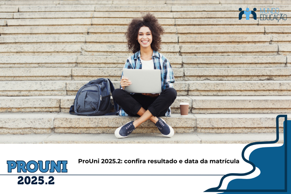 Estudante negra sentada na escada com notebook na mão