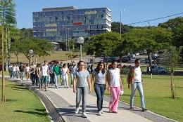 Estudantes em campus da UFMG